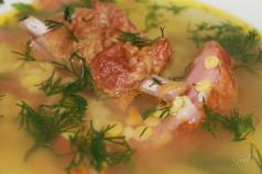 Pea soup with smoked meats