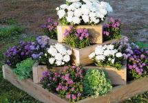 Opzioni per aiuole utilizzando materiali di scarto Progettazione di un giardino fiorito fai-da-te utilizzando materiali di scarto