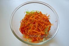 Green radish salad with carrots