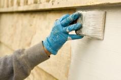 लाकडी घर रंगविण्यासाठी कोणते पेंट चांगले आहे: सामग्रीचे पुनरावलोकन, पेंटिंग तंत्रज्ञान