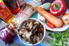 Funchoza dengan champignons dan timun Funchoza dengan resipi cendawan madu jeruk