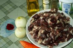 आंबट मलई मध्ये stewed चिकन हृदय