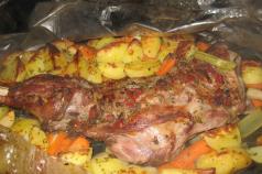 Kambing, dalam ketuhar Pulpa kambing dengan sayur-sayuran di dalam ketuhar