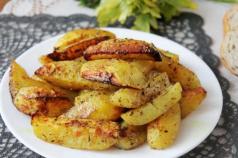 ओव्हन मध्ये आंबट मलई सह देश-शैलीतील बटाटे