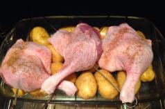 बटाटे कृती सह ओव्हन मध्ये बदक