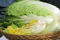 Fresh, tender and easy to prepare Chinese cabbage salad with cucumber and corn