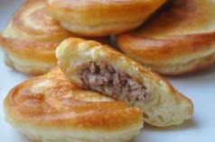 Yeast pies with meat