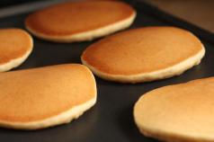Come preparare i pancake alla banana senza farina Ricetta pancake al kefir senza farina