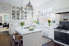 Blankt hvidt køkken i interiøret